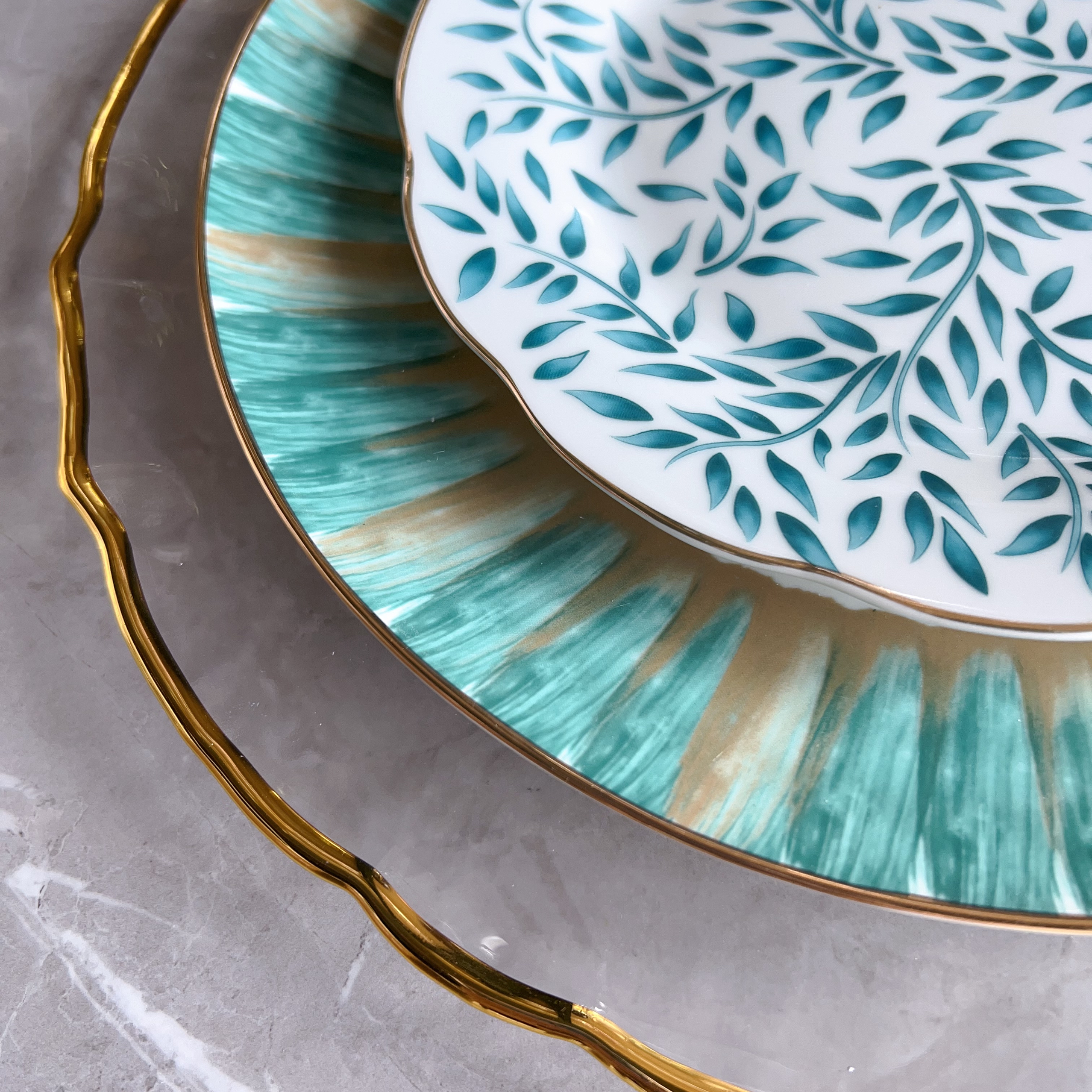 Blue and pink fantasy gold ring art decoration plate furniture decoration bone china set