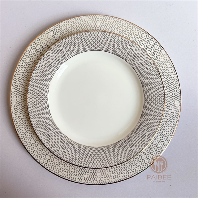 Simple Honeycomb Pattern Bone China Plate with Gold Rim