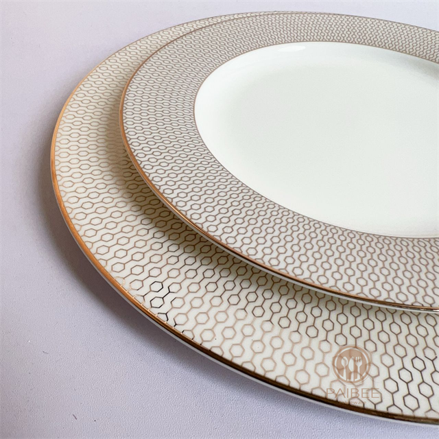 Simple Honeycomb Pattern Bone China Plate with Gold Rim